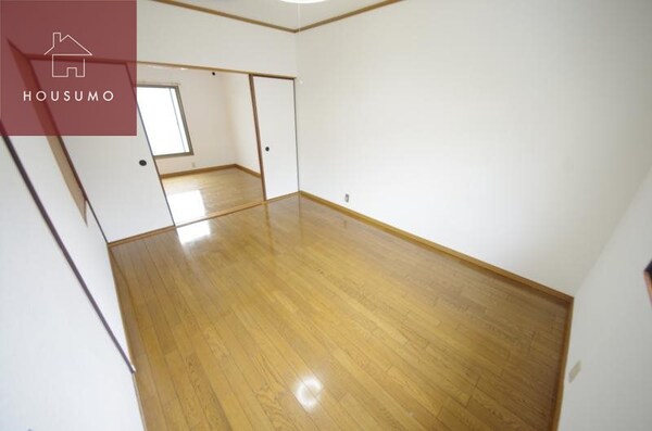 居室(こちらの居間で趣味の時間をお楽しみください)