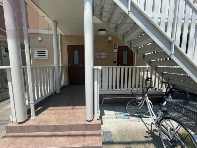 物件外観写真2　(ゆとりのあるエントランスです)