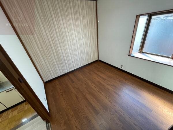 物件内観写真22　(明るい色調の室内です)