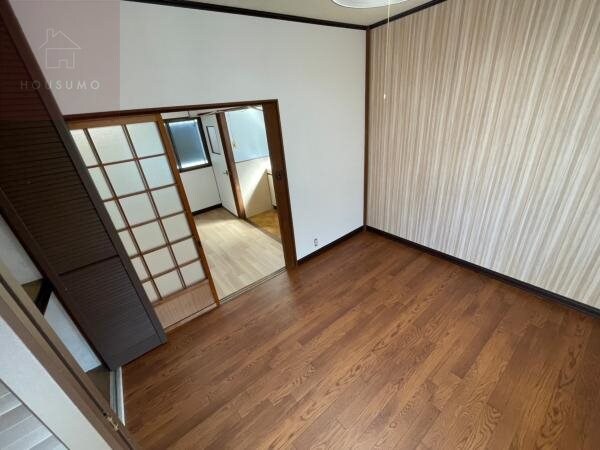 寝室(広くて明るい寝室)