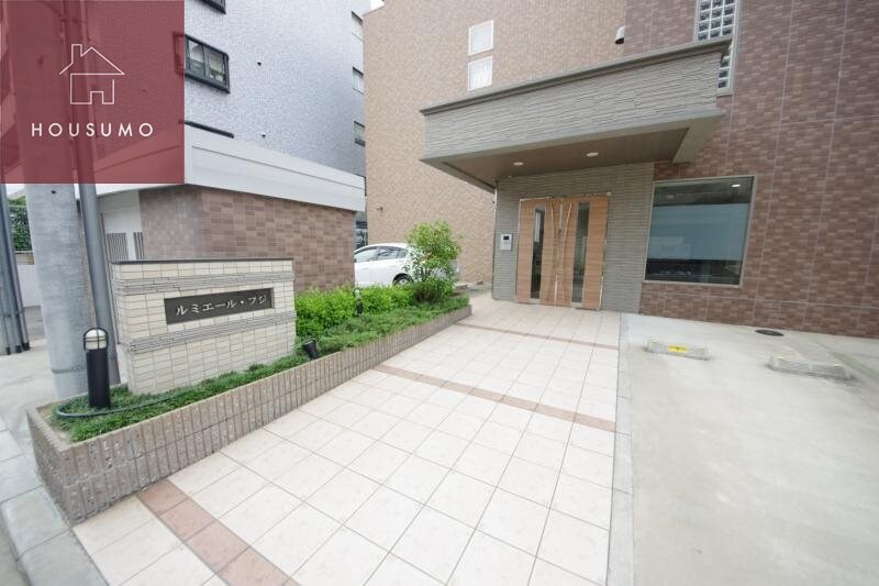 物件外観写真3　(ゆとりのあるエントランスです)