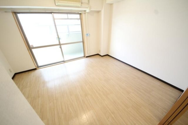 物件内観写真4　(ゆったりとしたリビングです)