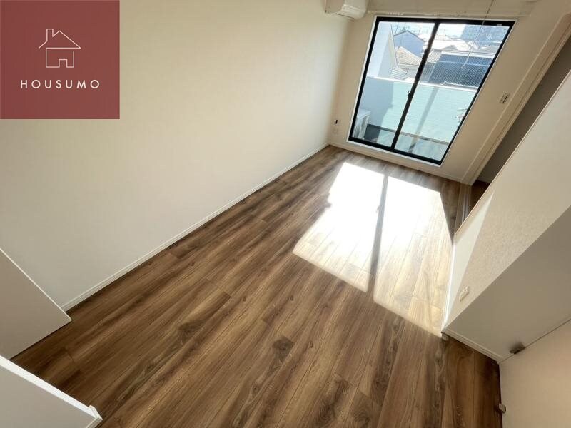 物件内観写真4　(こちらの居間で趣味の時間をお楽しみください)