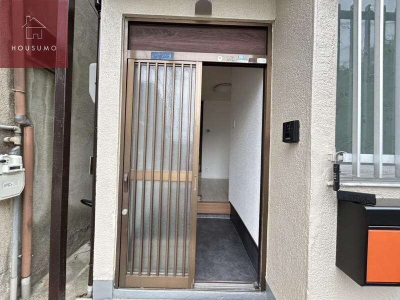 物件外観写真2　(清潔なエントランスです)