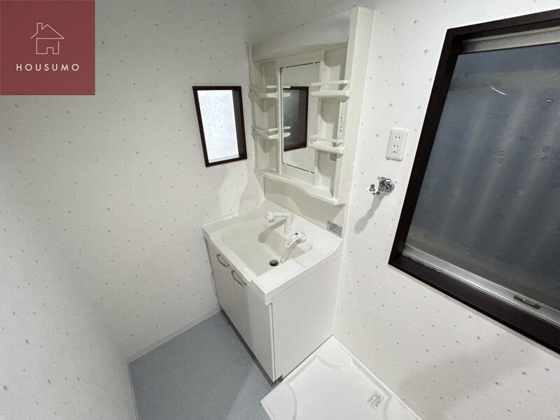 物件内観写真22　(独立洗面台、小物を置くことができて便利です)