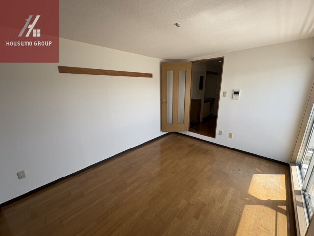 物件内観写真4　(ゆったりとした居間です)