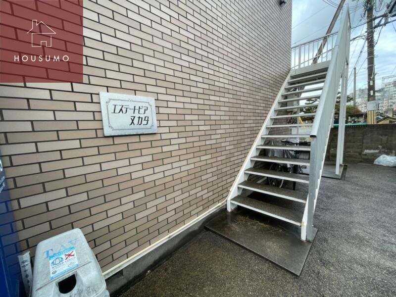 物件外観写真3　(ゆとりのあるエントランスです)