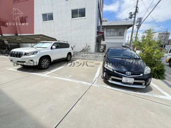 駐車場(駐車場があるので、車を買う予定の方も安心です)