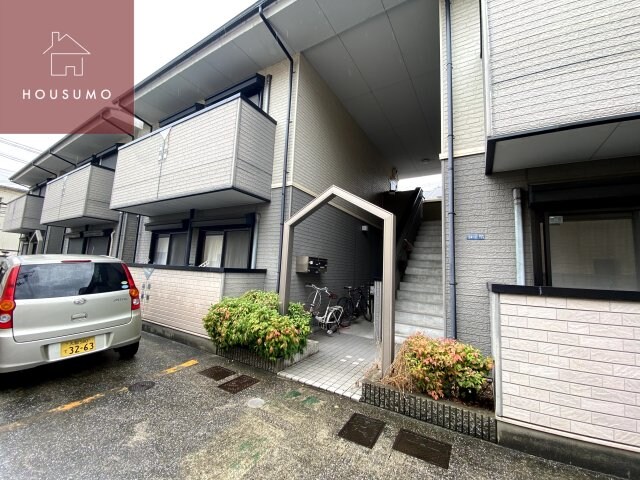 物件外観写真2　(落ち着いたエントランスです)