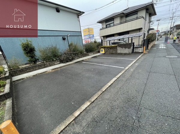駐車場(車をお持ちの方に嬉しい駐車場付きの物件です)