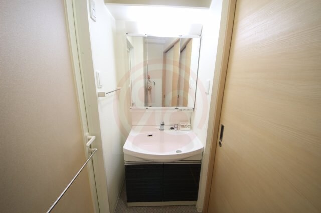 物件内観写真19　(独立洗面台あり、毎朝おしゃれに忙しい女性の方におすすめです)