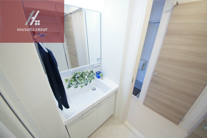 物件内観写真11　(独立洗面台あり、毎朝おしゃれに忙しい女性の方におすすめです)