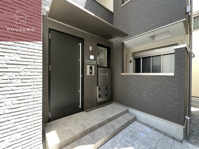 物件外観写真2　(ゆとりのあるエントランスです)