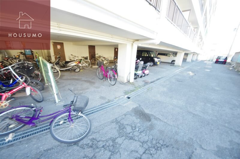 物件外観写真2　(駐車場に車を止められます)