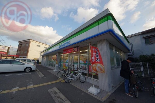 周辺環境(ファミリーマート 東大阪菱屋東店 290m)