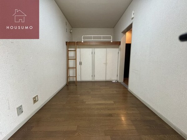 居室(こちらの居間で趣味の時間をお楽しみください)