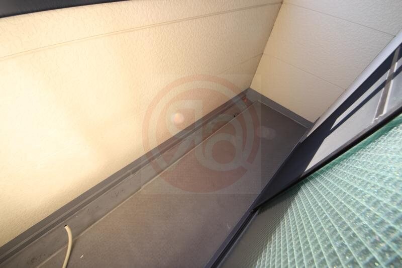 物件内観写真13　(開放的で明るい空間を演出してくれるバルコニーです)