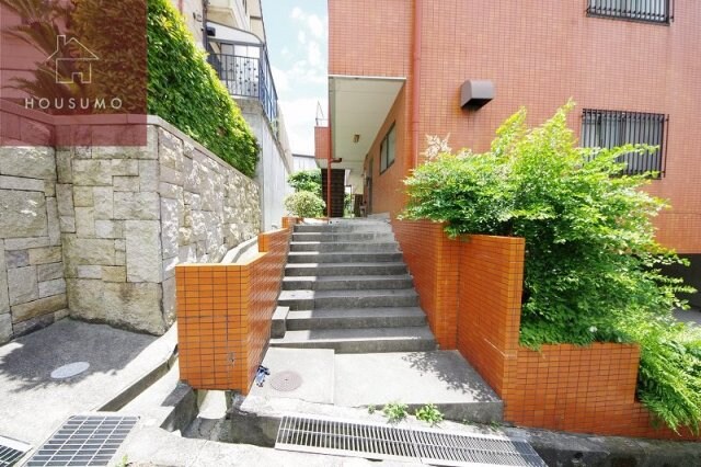 物件外観写真2　(ゆとりのあるエントランスです)