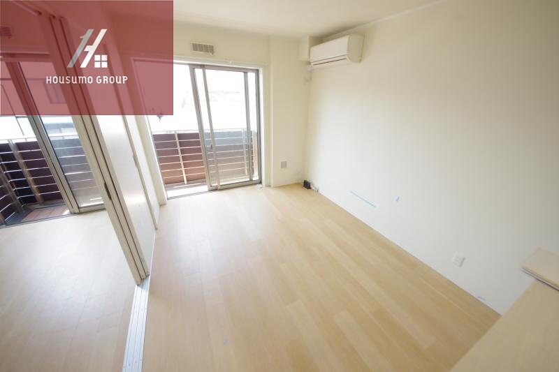 物件内観写真5　(こちらの居間で趣味の時間をお楽しみください)