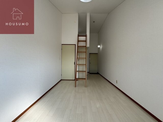 物件内観写真5　(こちらのリビングで趣味の時間をお楽しみください)