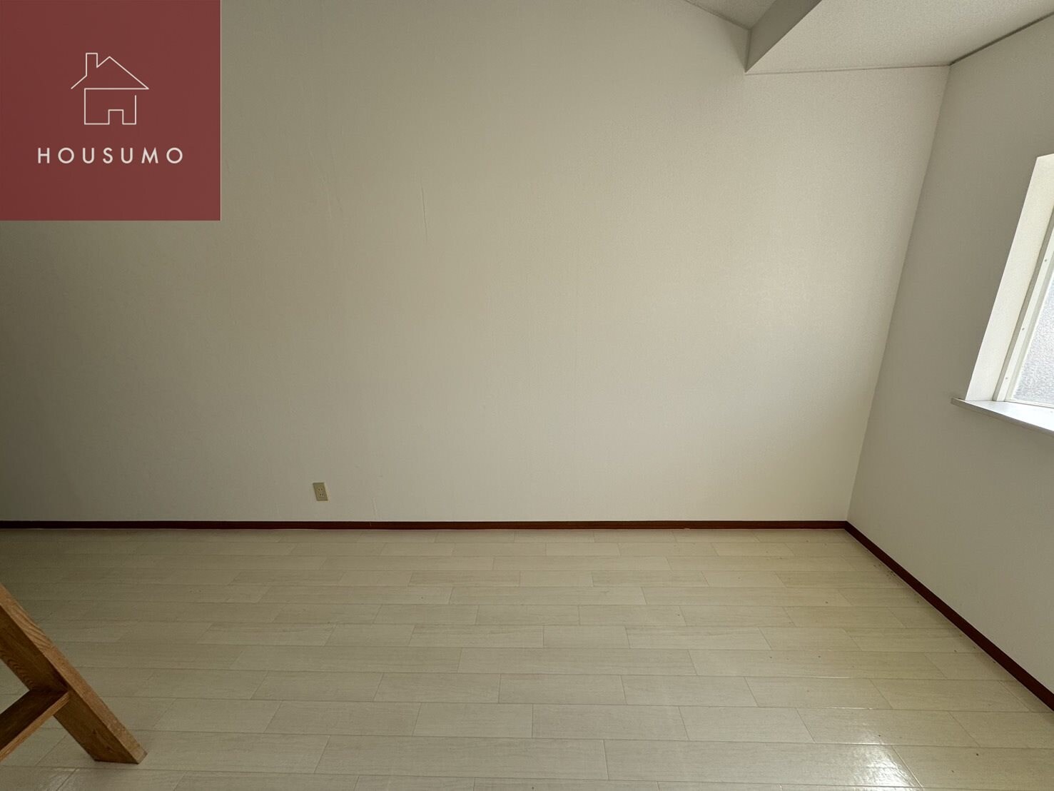 物件内観写真23　(明るい色調の室内です)