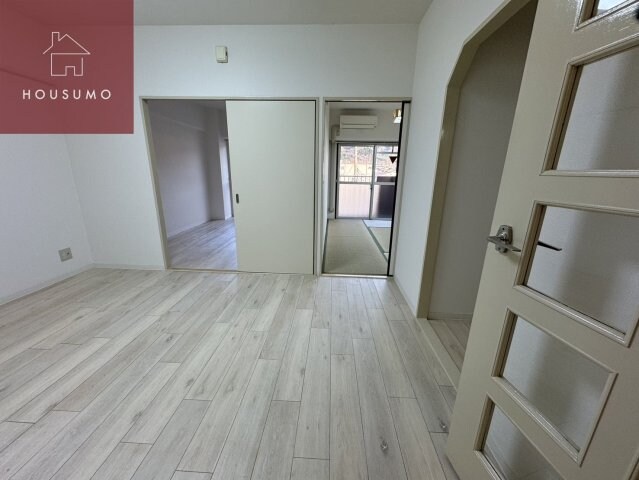 物件内観写真6　(ゆったりとした居間です)