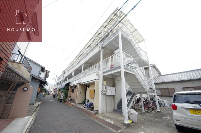 物件外観写真1　(落ち着いた雰囲気の外観です)