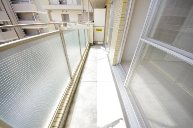 物件内観写真12　(広々としたバルコニーです)