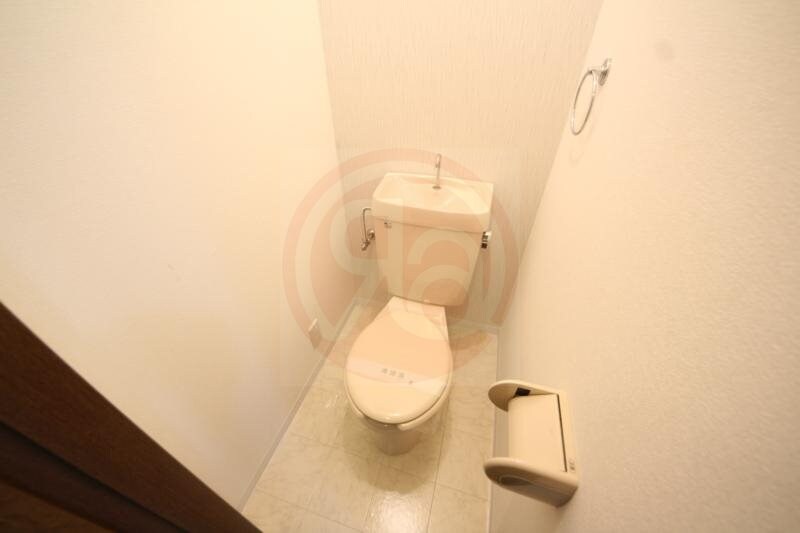 物件内観写真10　(落ち着いた色調のトイレです)