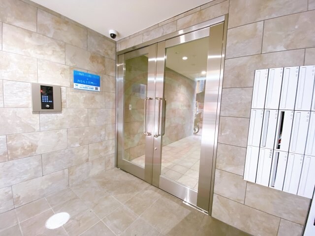 物件外観写真2　(ゆとりのあるエントランスです)