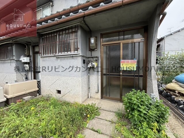 物件外観写真2　(ゆとりのあるエントランスです)