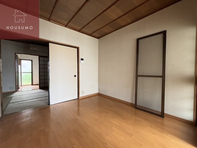 物件内観写真3　(こちらの居間で趣味の時間をお楽しみください)