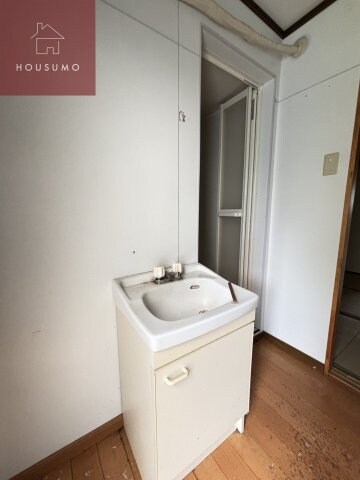 物件内観写真10　(独立洗面台、朝の身支度には欠かせません)