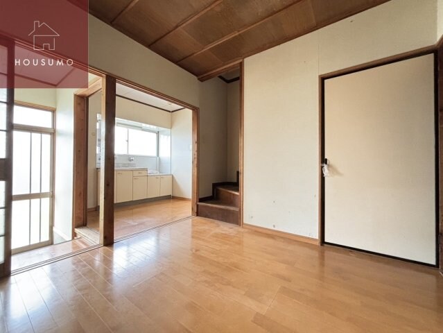 物件内観写真15　(落ち着いた色調の洋室です)