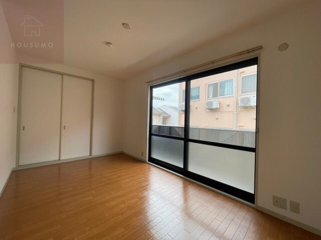 物件内観写真16　(こちらの居間で趣味の時間をお楽しみください)