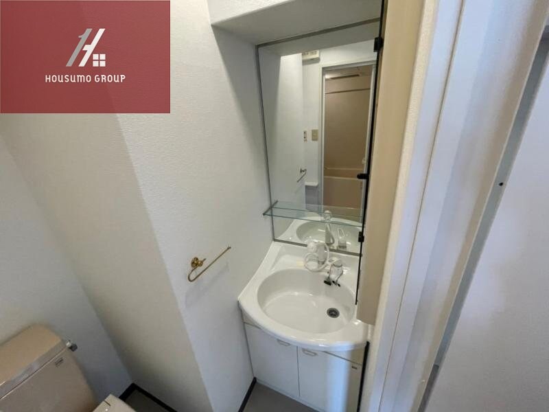 物件内観写真9　(朝の身支度には欠かせない独立洗面化粧台)