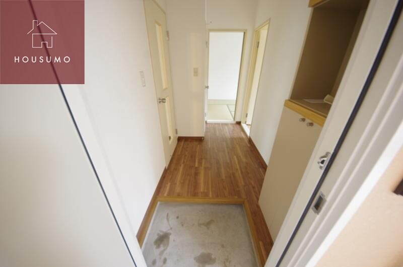 物件内観写真10　(明るい玄関です)