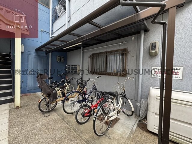 物件外観写真2　(落ち着いたエントランスです)