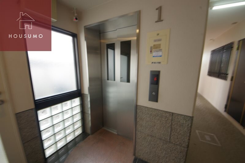 物件外観写真2　(落ち着いたエントランスです)