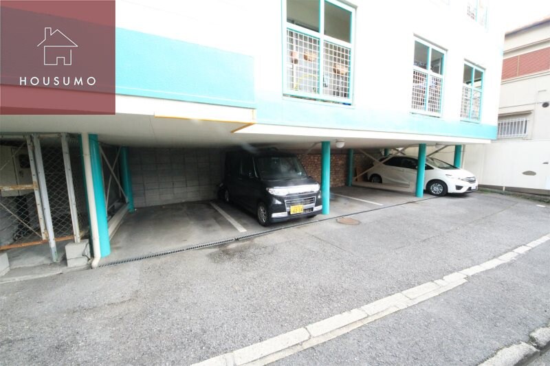 物件外観写真2　(駐車場があるので、車を買う予定の方も安心です)