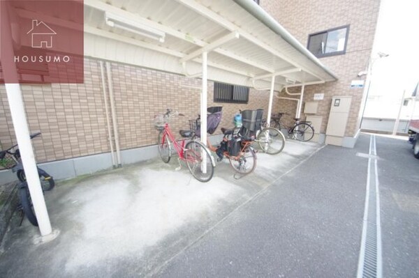 建物設備(清潔なエントランスです)