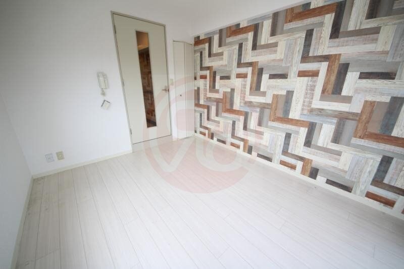 物件内観写真11　(広くて明るい寝室)