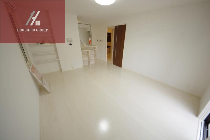 物件内観写真8　(明るい洋室です)