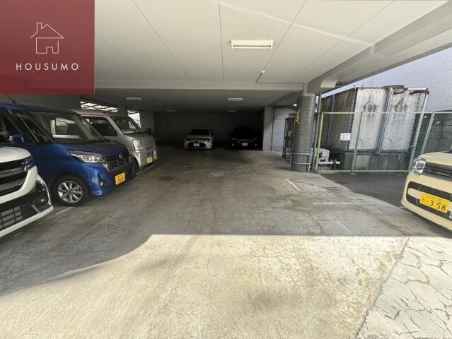 物件外観写真3　(駐車場完備です)