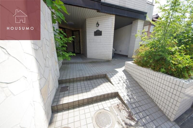 物件外観写真2　(落ち着いたエントランスです)