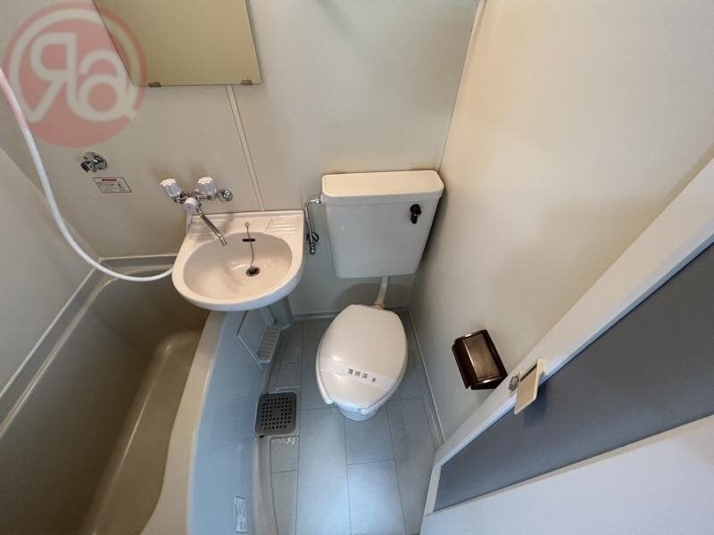 物件内観写真9　(落ち着いた色調のトイレです)