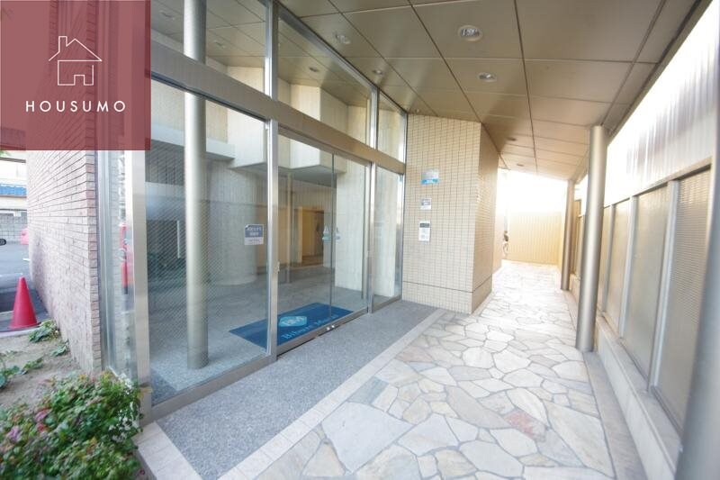 物件外観写真3　(落ち着いたエントランスです)