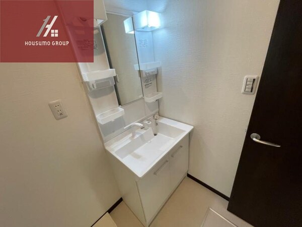 独立洗面台(独立洗面台あり、毎朝おしゃれに忙しい女性の方におすすめです)