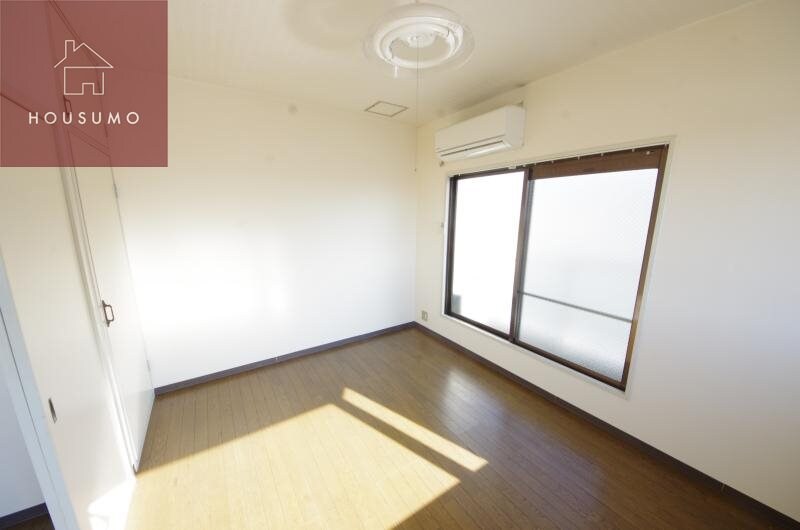 物件内観写真8　(広くて明るい寝室)