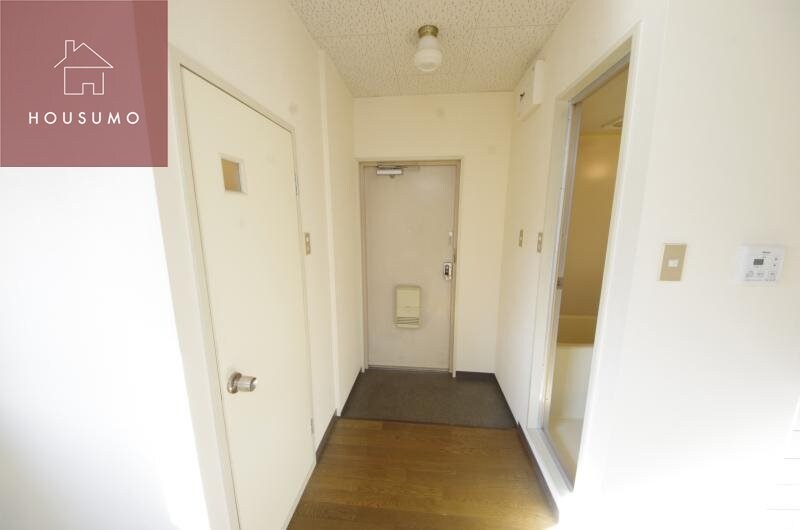 物件内観写真10　(ゆったりとした玄関です)